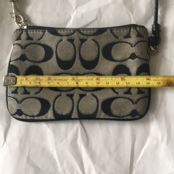 Host Pick 💕 AUTHENTIC Coach Wristlet Signature Canvas - Picture 5 of 11
